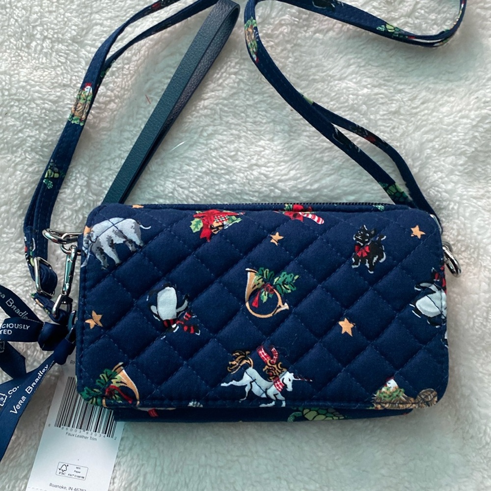 🆕❄️Vera Bradley RFID All-in-One Crossbody “Snow Globe Motifs”